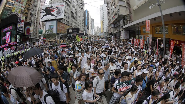 Desetitisce obyvatel Hongkongu protestuj v ulicch za demokracii a pmou volbu svho nejvyho pedstavitele (1. 7. 2014).