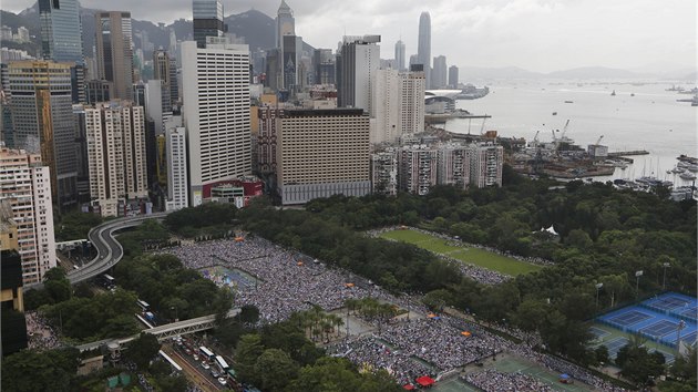 Desetitisce obyvatel Hongkongu protestuj v ulicch za demokracii a pmou volbu svho nejvyho pedstavitele (1. 7. 2014).
