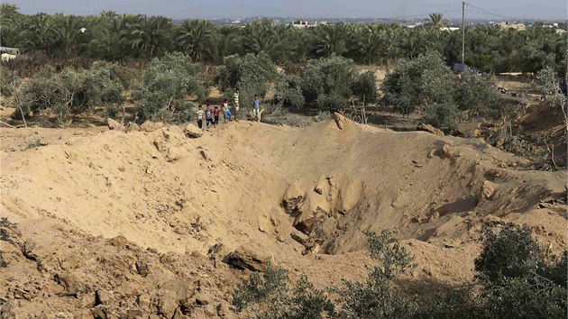 Mal Palestinci si prohl krter, kter byl dajn vyhlouben pi izraelskm nletu (7. 7. 2014).