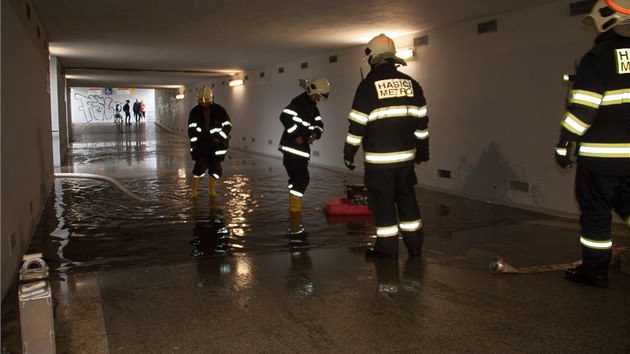 Na ad mst v Praze zasahovali hasii. Voda se rychle valila do vestibul metra na Mstku a Ldv (9. 7. 2014).