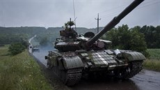 Ukrajinský tank v Charkovské oblasti (8. července 2014) Ukrajinský tank v Charkovské oblasti (8. července 2014)
