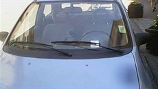 Parkovací karty za oknem auta Lukáe Kohouta
