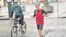 Miroslavu Kalinovi se chomutovské onkologii, kde se kdysi léčil, podařilo... Miroslavu Kalinovi se chomutovské onkologii, kde se kdysi léčil, podařilo...