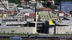 Lanovka v Ústí nad Labem vede z obchodního centra Forum pes eleznici a...