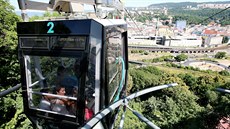 Lanovka v Ústí nad Labem vede z obchodního centra Forum přes železnici a... Lanovka v Ústí nad Labem vede z obchodního centra Forum přes železnici a...