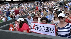 OBLÍBENEC. výcarský tenista Roger Federer je ve Wimbledonu hodn oblíbený,...
