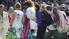 PROTRÁPENÁ TYHRA. Serena Williamsová zkusila navzdory nevolnostem hrát tyhru, ale po tech gamech zápas vzdala.