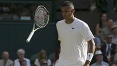 Australský tenista Nick Kyrgios bojuje v osmifinále Wimbledonu se panlem...