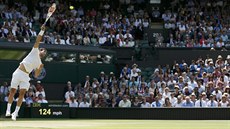 Bulharský tenista Grigor Dimitrov podává ve tvrtfinále Wimbledonu proti...