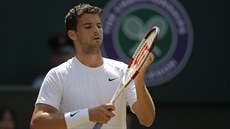 Bulharský tenista Grigor Dimitrov si rovná výplet rakety ve tvrtfinále...