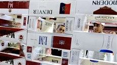 Egypťané si kupují cigarety na trhu v Káhiře poté, co prezident Sísí oznámil... Egypťané si kupují cigarety na trhu v Káhiře poté, co prezident Sísí oznámil...