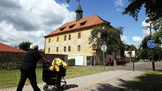 V budov zámeku z 18. století mlo Hraditko obecní úad, vinárnu a knihovnu....