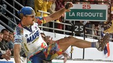 Belgický cyklista Johan Museeuw při své triumfu v závodě Paříž-Roubaix 2000. Belgický cyklista Johan Museeuw při své triumfu v závodě Paříž-Roubaix 2000.