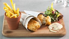 Fish and chips s domácí majonézou, podle britského zvyku zabalené do novin.