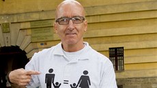 Antoni Miquel ze Španělska bojuje u Okresního soudu v Hradci Králové za... Antoni Miquel ze Španělska bojuje u Okresního soudu v Hradci Králové za...