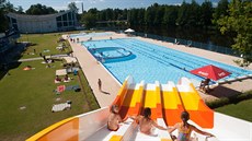 V současné době tak mohou návštěvníci v areálu využít dva bazény. Nechybí ani... V současné době tak mohou návštěvníci v areálu využít dva bazény. Nechybí ani...