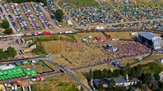 Festivalpark na hradeckém letiti z ptaí perspektivy. (Rock for People 2014)