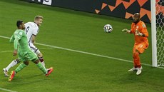 Nmecký záloník Andre Schürrle (druhý zleva) stílí  gól v osmifinále...