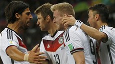NMECKÁ RADOST Khedira, Müller a Özil (vlevo) oslavují stelce Schürrleho...