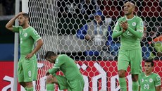 ZKLAMÁNÍ Alírtí fotbalisté poté, co v osmifinále mistrovství svta proti...