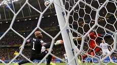 Americký branká  Tim Howard se ohlíí za míem po stele belgického útoníka...