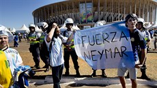 Argentintí fanouci ped stadionem v Brasílii tsn ped výkopem tvrtfinále...