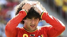 Belgický záloník Marouane Fellaini se drí za hlavu poté, co jeho tým ve...