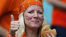 Nizozemská fanynka ped tvrtfinále MS proti Kostarice konzumuje hamburger.