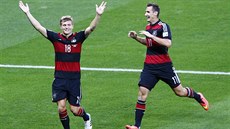 Nmecký záloník Toni Kroos slaví tetí gól týmu v semifinále MS proti...
