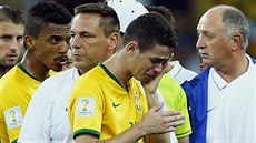 SMUTEK Brazilský záloník Oscar si utírá slzy po semifinále MS, v nm domácí...