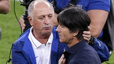 PORAENÝ A VÍTZ Brazilský trenér Luiz Felipe Scolari (vlevo) gratuluje svému...