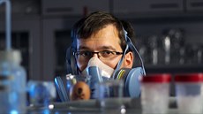 Objev, který... páchne? Jan Nevoral v laboratoři Objev, který... páchne? Jan Nevoral v laboratoři