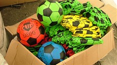 V kontejneru se nacházely i dalí padlky ínských hraek s fotbalovými motivy.