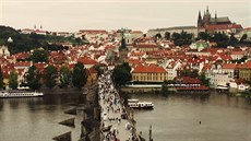 Karlv most v Praze, v pozadí Praský hrad