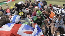 BRITSKÁ PODPORA. Diváci v Yorkshiru povzbuzují cyklisty bhem druhé etapy Tour