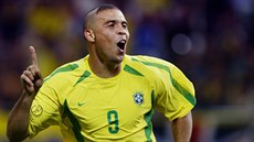 Brazilský útočník Ronaldo se raduje z jednoho ze svých osmi gólů na mistrovství... Brazilský útočník Ronaldo se raduje z jednoho ze svých osmi gólů na mistrovství...