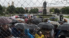 Obyvatelé Slavjansku ekají v deti na humanitární pomoc. V pozadí se tyí...