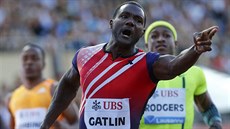 Americký sprinter Justin Gatlin se raduje poté, co v Lausanne zabhl nejlepí...