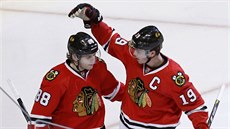 Jonathan Toews (vpravo) a Patrick Kane slaví gól Chicaga Jonathan Toews (vpravo) a Patrick Kane slaví gól Chicaga