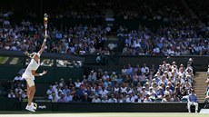 SERVIS NA CENTRU. Ped zraky divák na centrálním dvorci ve Wimbledonu podává...