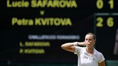 POLIBEK DIVÁKM. Petra Kvitová zdraví publikum po postupu do finále Wimbledonu.