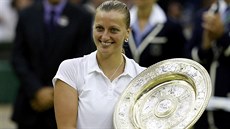 TRIUMFÁLNÍ ÚSMV. Petra Kvitová hrd drí trofej pro vítzku Wimbledonu.