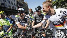 TAK JDEME NA TO, PÁNOVÉ. Mark Cavendish (druhý zleva) a Andre Greipel (vpravo)...