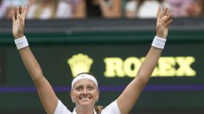 WIMBLEDONSKÁ AMPIONKA. Petra Kvitová hrd pózuje s trofejí pro vítzku wimbledonské dvouhry.