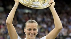 TALÍ NAD HLAVU ZVEDÁM... Petra Kvitová slaví triumf na Wimbledonu.