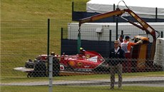Poadatelé odklízejí vz Kimiho Räikkönena, který ml na okruhu Silverstone