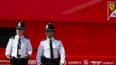 Brittí policisté hlídkují ped táborem Ferrari pi Velké cen Británie. 