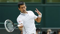 Srbský tenista Novak Djokovi vrací balon Rogeru Federerovi ve finále