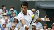 Novak Djokovi vrací bekhendovým úderem míek na stranu Rogera Federera ve