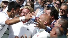 DÍKY, TRENÉRE. Novak Djokovi po wimbledonském vítzství dkuje svému novému